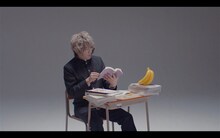 angela「全力☆Summer!」ミュージックビデオより、猛勉強するKATSU（G, Key）。