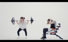 angela「全力☆Summer!」ミュージックビデオより、筋トレするangela。