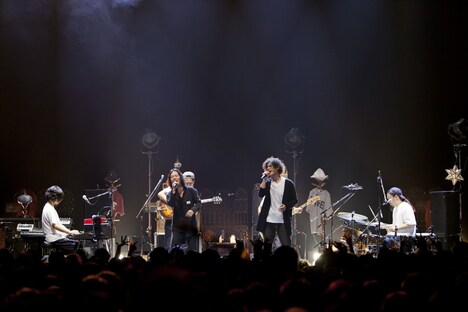 SPECIAL OTHERS & 山田将司(from THE BACK HORN)、 菅原卓郎(from 9mm Parabellum Bullet)(Photo by KAZUHARU IGARASHI)