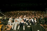 「10th Anniversary BEST盤TOUR QUTIMA Ver.22」東京・Zepp Tokyo公演終演後の記念写真。(Photo by KAZUHARU IGARASHI)