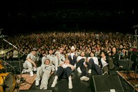 「10th Anniversary BEST盤TOUR QUTIMA Ver.22」東京・Zepp Tokyo公演終演後の記念写真。（Photo by KAZUHARU IGARASHI）