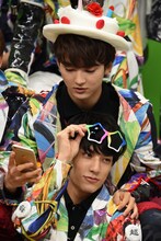 （手前から）カメラアピールをするユースケと、8号車からのコメントを読むユーキ。