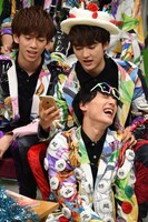 （左から）8号車からのコメントを読むリョウガ、ユーキとユースケ。