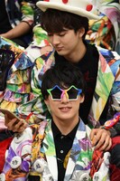 （手前から）星型のサングラスがお気に入りなユースケと、8号車のコメントを見るユーキ。