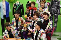 乾杯する超特急。