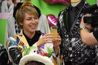 8号車と乾杯するタカシ。