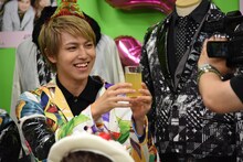 8号車と乾杯するタカシ。