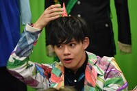 コーイチが後ろから置いたクラッカーを怖がるカイ。