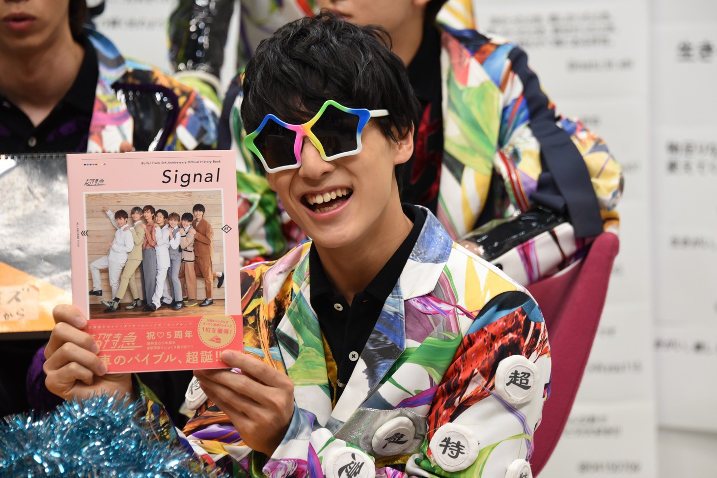 笑顔で「Signal」をアピールするユースケ。
