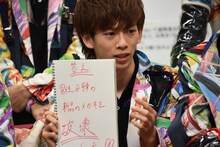 番組を進行するリョウガ。