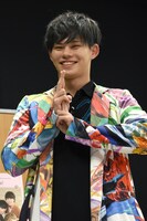 クイズに正解してうれしそうなカイ。