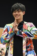 クイズに正解してうれしそうなカイ。