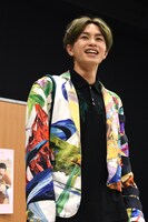 ハートボタンを押し続ける8号車に困惑しながらも笑顔のタクヤ。