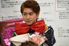 クッションを抱えるコーイチ。