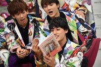 「Signal」を見る（左から）リョウガ、ユーキ、ユースケ。