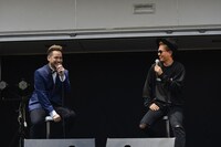 スツールに座ってトークするJAY'EDとEXILE ATSUSHI。（撮影：高田梓）