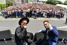 左からEXILE ATSUSHI、JAY'ED。うしろは4000人のファン。（撮影：高田梓）