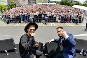 左からEXILE ATSUSHI、JAY'ED。うしろは4000人のファン。(撮影:高田梓)