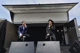 スツールに座ってトークするJAY'EDとEXILE ATSUSHI。(撮影:高田梓)