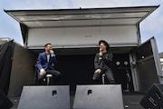 スツールに座ってトークするJAY'EDとEXILE ATSUSHI。(撮影:高田梓)