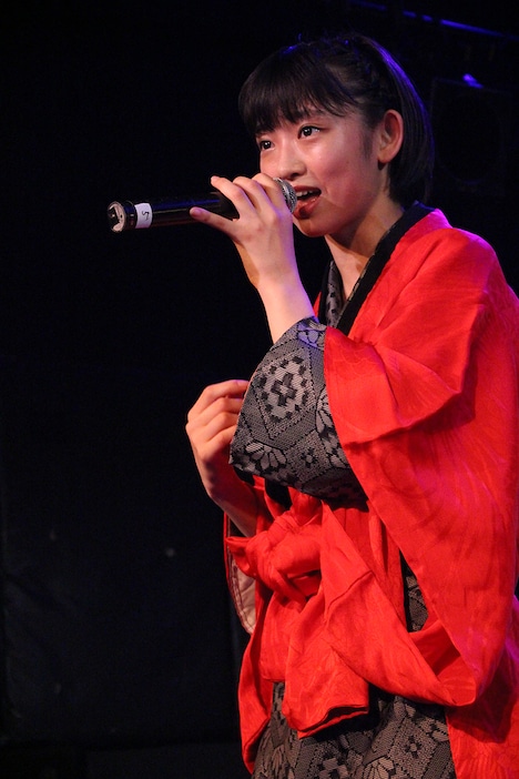 着物をリメイクした母親お手製の衣装を身にまとって歌う水春。(写真提供:スターダストプロモーション)