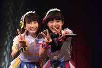 カメラに気付いた春乃きいな、西垣有彩。