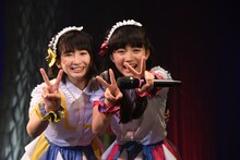 カメラに気付いた春乃きいな、西垣有彩。