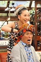 明石家さんまの頭に布を巻くMISIA。(c)フジテレビ