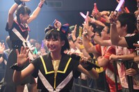 客席の間を通って入場する春乃きいな。