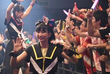 客席の間を通って入場する春乃きいな。