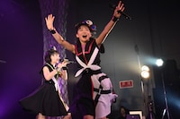 ステージを走る西垣有彩。