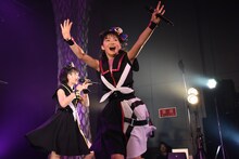 ステージを走る西垣有彩。