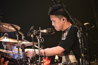 栗原寿（Dr）（撮影：佐藤祐介）