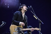 人気記事5位は「back number、命懸けで挑んだたまアリで24曲熱演」より、清水依与吏(Vo, G)。(撮影:佐藤祐介)