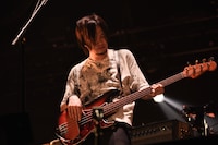 小島和也（B, Cho）（撮影：佐藤祐介）