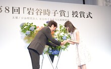 左から市村正親、生田絵梨花。