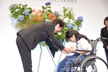 左から市村正親、野田あすか。