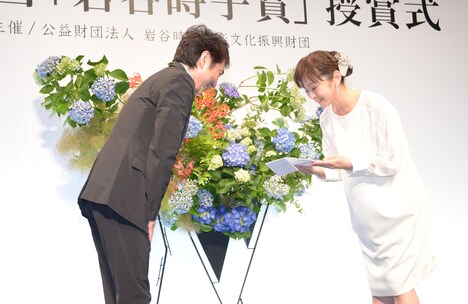 左から市村正親、斉藤由貴。