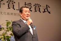 「君といつまでも」を歌唱する加山雄三。