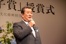 「君といつまでも」を歌唱する加山雄三。