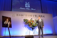 ステージ上の岩谷時子の写真に語りかける加山雄三。