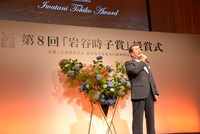 「君といつまでも」を歌唱する加山雄三。