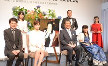 「第8回 岩谷時子賞」受賞者と審査員の市村正親。