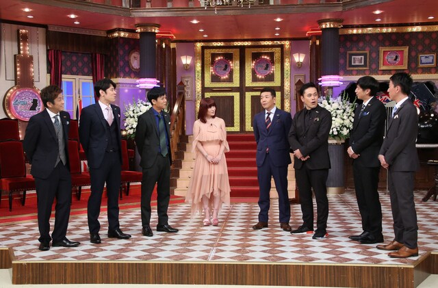 人気画像1位は「浜崎あゆみが『しゃべくり007』に登場、アキラ100％お盆芸への反応は」より、「しゃべくり007」のワンシーン。(c)日本テレビ