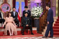 人気画像2位は「浜崎あゆみが『しゃべくり007』に登場、アキラ100％お盆芸への反応は」より、「しゃべくり007」のワンシーン。(c)日本テレビ