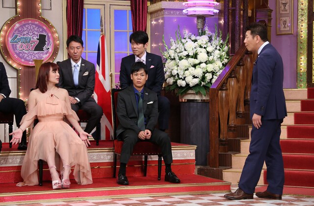 人気画像1位は「浜崎あゆみが『しゃべくり007』に登場、アキラ100％お盆芸への反応は」より、「しゃべくり007」のワンシーン。(c)日本テレビ