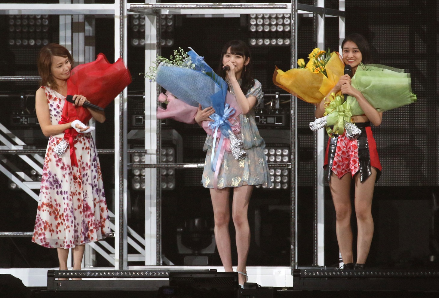 花束を抱えて登場した中澤裕子、道重さゆみ、和田彩花（左から）。（写真提供：アップフロント）