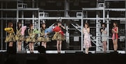 歴代ハロプロリーダーから花束を受け取る℃-ute。（写真提供：アップフロント）