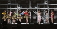 歴代ハロプロリーダーから花束を受け取る℃-ute。（写真提供：アップフロント）