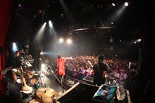 カノエラナ「とうめいはーん!!!ふくをマネくぜ勇者たち。【バンド編】」WWW X公演の様子。（撮影：久保永隆二）